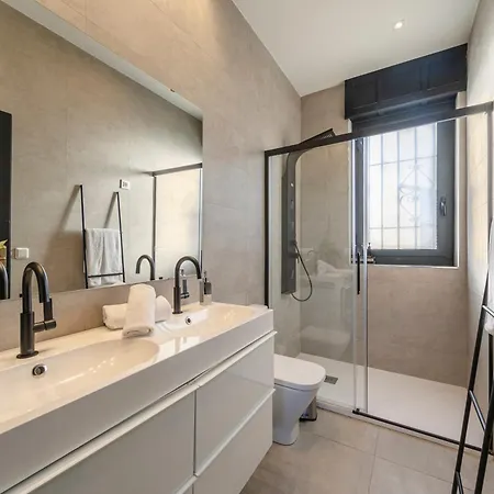 Isg Modern Atticpool At The Cathedralfree Parking * Sevilla