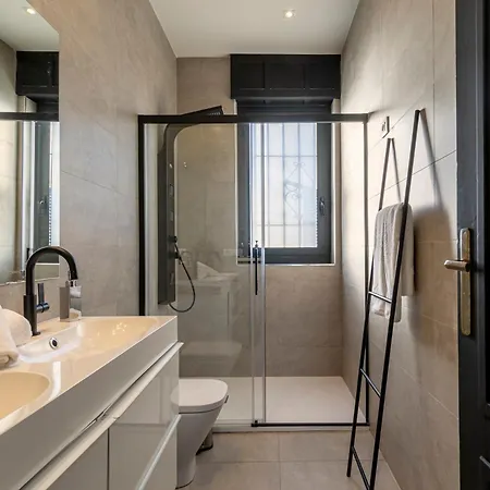 Isg Modern Atticpool At The Cathedralfree Parking *