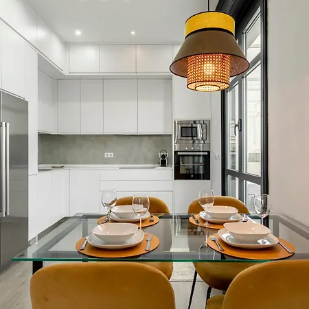 Isg Modern Atticpool At The Cathedralfree Parking *